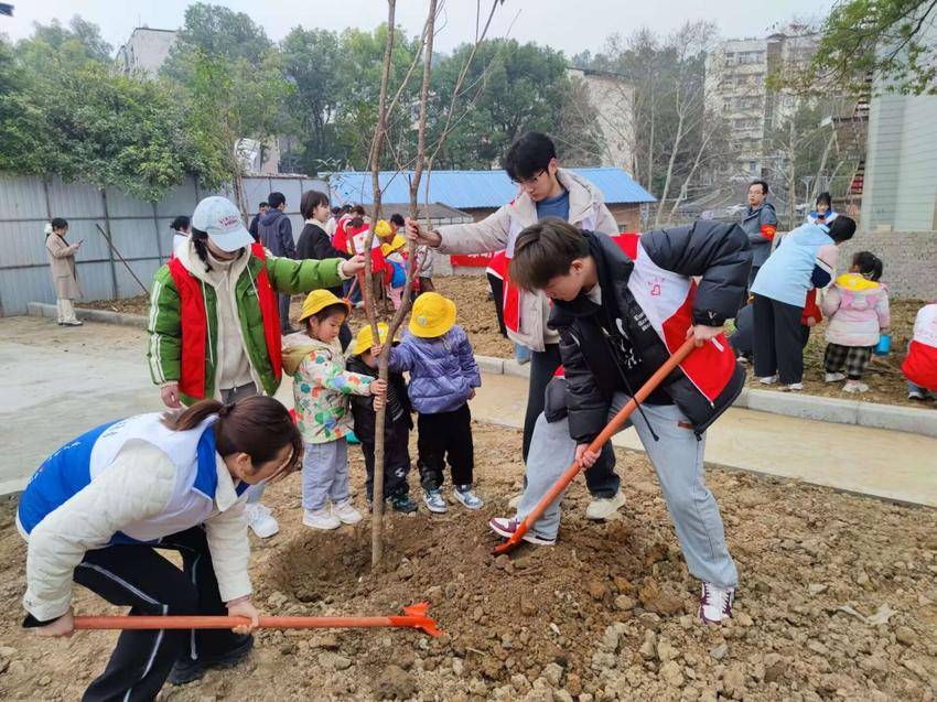 志愿服务绿动千山，“童”种未来共传雷锋精神.docx