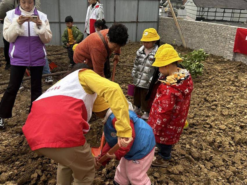 志愿服务绿动千山，“童”种未来共传雷锋精神.docx